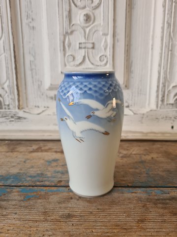 B&G Seagull with gold rim vase no. 678