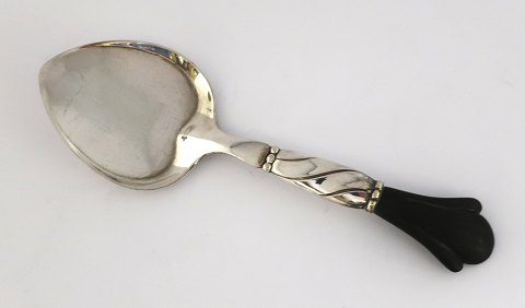 Danmark. Sølvbestik (830). Serveringsspade med træ håndtag. Længde 17 cm. 
Produceret 1924.