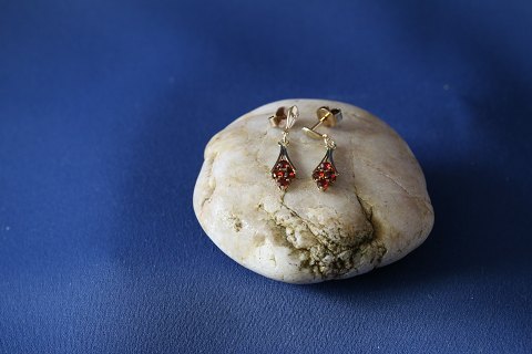 Earrings in 8 carat gold, stamped 333, with garnets
Length: 2.7 cm.
SOLD