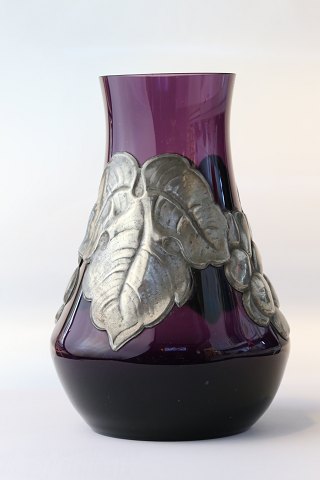 Eggplant colored vase with pewter frame
Height 13.5 cm
SOLD
