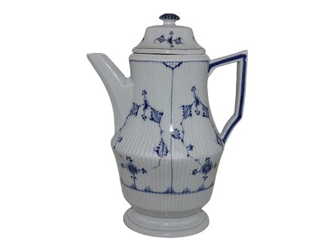 Blue Fluted Plain
Antique coffeepot from 1800