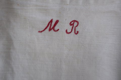 An old bag made of antique flax, with embroidery made by hand with a red 
signature "MR" 
This bag is a beautiful way to have your  laundry
65cm x 37cm
In a very good condition