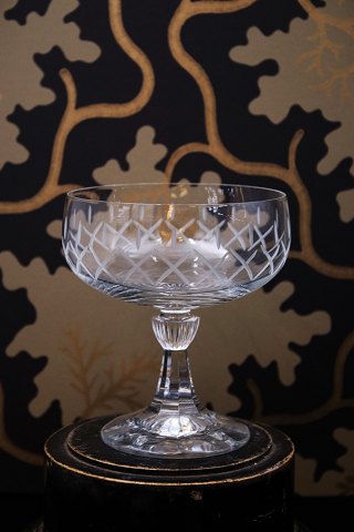 Gammel champagneskål i krystalglas med fint enkelt slebent mønster på siden af 
glasset ...