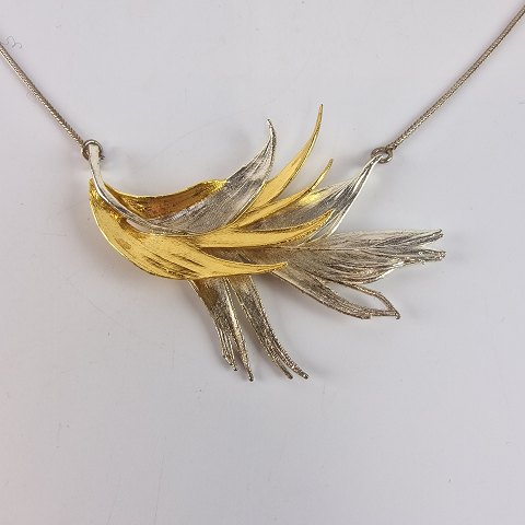 Flora Danica halskæde
Fjer af forgyldt sølv
67 cm