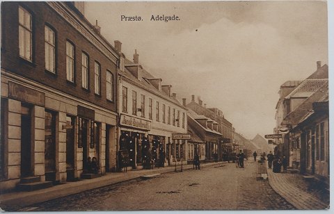 Postkort: Motiv fra Adelgade i Præstø i 1935 (kuglepost)