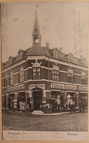 Postkort: Butiksfacade I Bredgade I Herning 1906