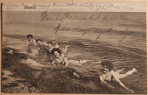 Postkort: Kvinder poserer i vandkanten