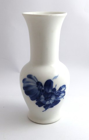 Royal Copenhagen. Blå blomst, flettet. Vase. Model 8260. Højde 18,5 cm. (2 
sortering)