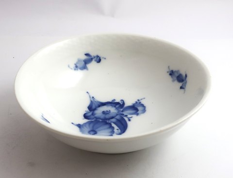 Royal Copenhagen. Blue flower. Small bowl. Model 8156. Diameter 15.5 cm. (2. 
quality)