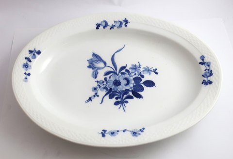 Royal Copenhagen. Blå blomst, flettet. Ovalt fad. Model 8016. Længde 34 cm. 
Bredde  25,5 cm. (2 sortering). Produceret før 1923.