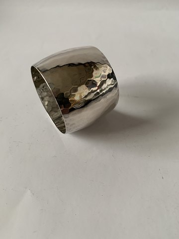 Napkin ring Silver
Size 3.2 x ø 3.6 cm.
Stamped: 830S