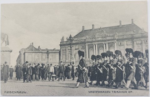 Postkort:.Vagtparaden på Amalienborg i 1908