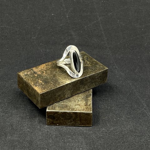 Moderne ring i sølv med sort sten
