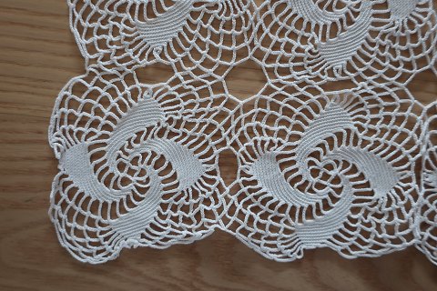 An old table centre /mat 
Made by hand
36cm x 36cm
In a very good condition