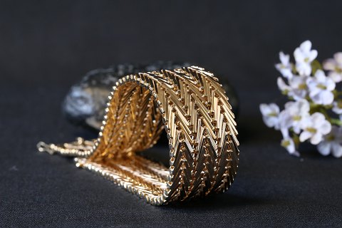 Geneva bracelet 3 rows in 14 carat gold, stamped 585 Guldvirke, with case lock.