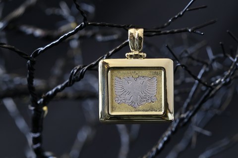 Pendant in 14 carat gold, with the two-headed eagle. Very unique pendant.