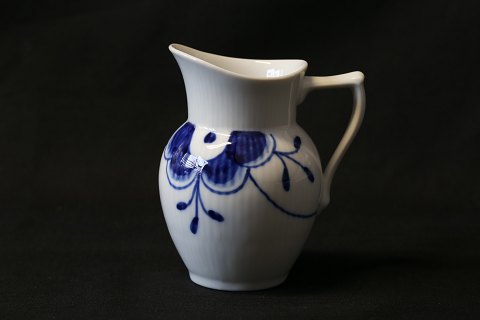 Blue mussel painted cream jug, discontinued model. Dec. No. 394, 1st black.
SOLD