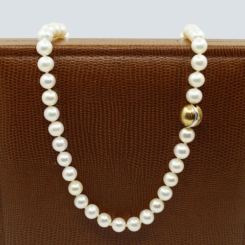 Ole Lynggaard; Clasp in 14k gold and white gold with pearl necklace