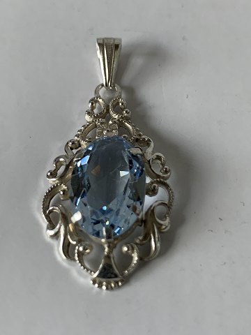 Silver Neck pendant with light blue stone
Stamped 830S
Length with eaves. 3.9 cm
