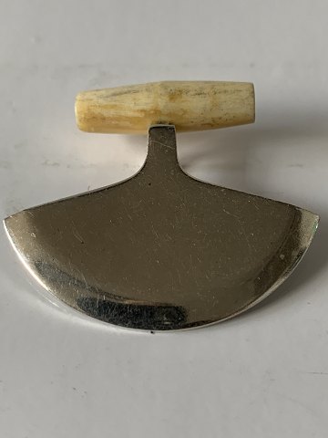 Pendant in silver, shaped like a Greenlandic Ulo, with a handle made of polar 
bear tooth. Stamped 925s