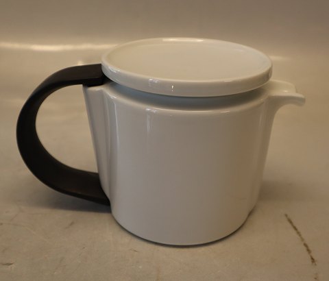 HANK 820 Small teapot with lid  10 cm  x 17 from handle to sprout Bing & 
Groendahl White Dinnerware, Magnussen