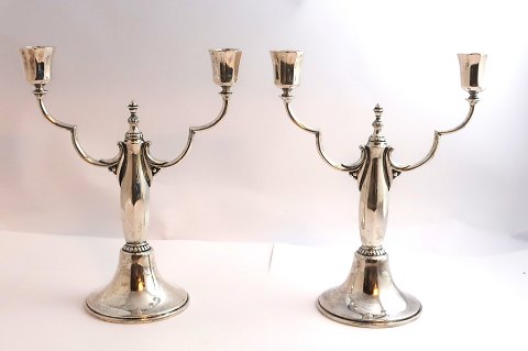 P. Hertz. Ein Paar zweiarmige Leuchter aus Silber (830). Höhe 21 cm. Produziert 
1931.