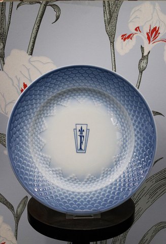 Bing & Grøndahl Blå tone middagstallerken i Hotel porcelæn med logo "F og den 
franske lilje"...