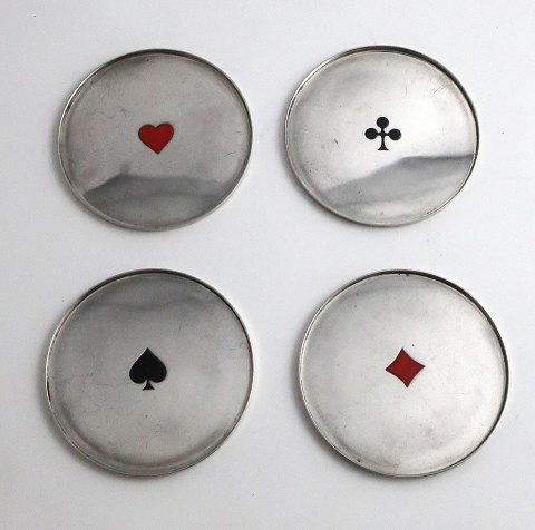 Michelsen. Sterling trays for glass with playing card logo (925). Diameter 7.4 
cm. Sold as a set only.