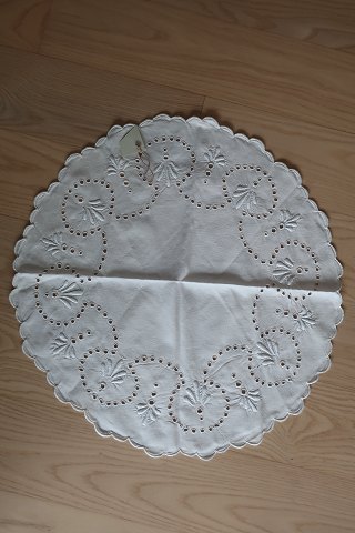 An altes Tischtuch
Mit Stickerei in Weiss, - handgemacht
Durch: 52cm 
In gutem Stande