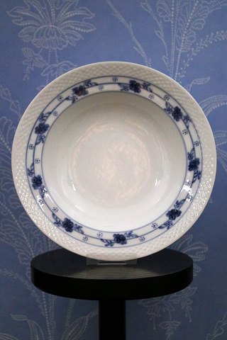 Royal Copenhagen Blue Rose deep plate. Dia.: 23cm.
RC# 408/8106.
Before 1923...