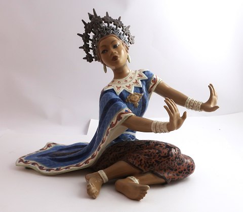 Dahl Jensen. Porcelænsfigur. Siamesisk Tempeldanserinde, Geisha. Model 1125. 
Højde 23 cm. (3 sortering)