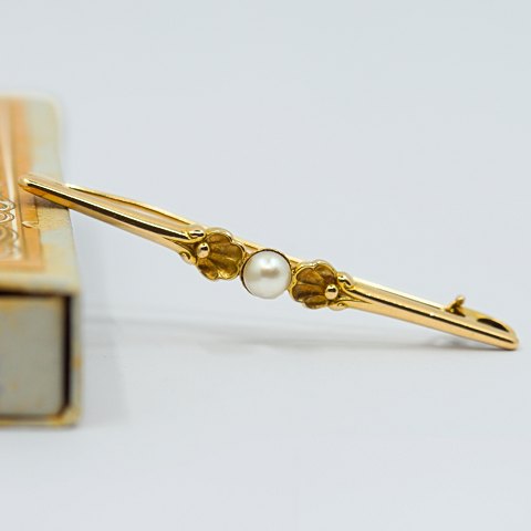 Georg Jensen; A brooch of 14k gold set with pearl, No. 176