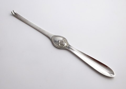 Cohr. Sølvbestik (830). Saksisk blomst. Hummergaffel. Længde 18 cm.