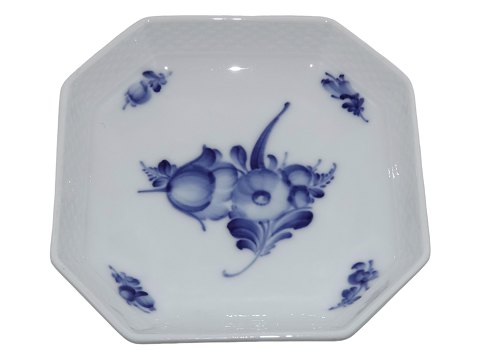 Blue Flower Braided
Small square dish 12.7 cm.