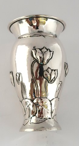 Kundby. Sølv vase med blomster motiv (830). Højde 15,5 cm. Produceret 1931.