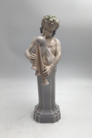 Royal Copenhagen Figur Dionysos / Bacchus med sækkepibe No. 2071