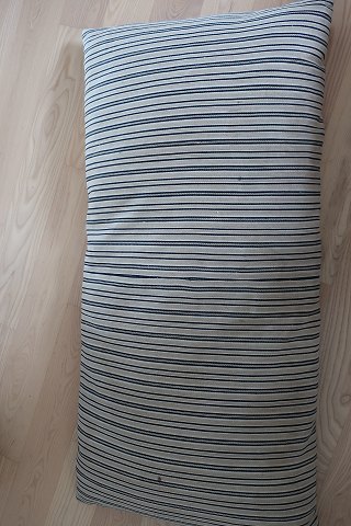 Olmerdug, hør
Antik dansk olmerdug i den gamle danske håndvævede/hjemmevævede kvalitet fra 
dengang.
Olmerdugen er meget kraftig og tætvævet med hør trend og islæt i hør.
Denne olmerdug er vævet som langpude
Mål på denne pude er: L: 132cm B: 66cm