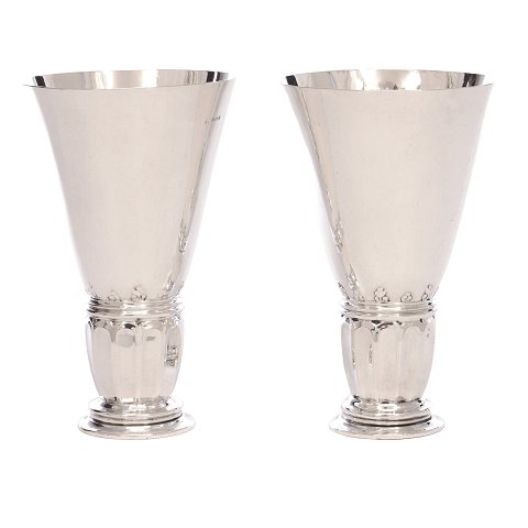 An early pair of Georg Jensen hammered 
sterlingsilver vases 52. Dated 1922. H: 16cm. W: 
362gr