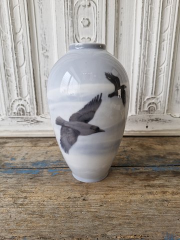 Royal Copenhagen Art Nouveau vase dekoreret med krager der flyver over et 
vinterlandskab no. 1412/47D