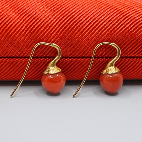 Ole Lynggaard; Dew Drop earrings of 18k gold with coral Ole Lynggaard; Dew Drop earrings of 18k gold with coral