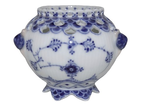 Blue Fluted Full Lace
Small vase with snails from 1898-1923