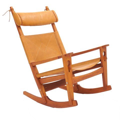 Hans J. Wegner Schaukelstuhl sehr schön patiniert. 
Eiche und Leder. H: 102cm