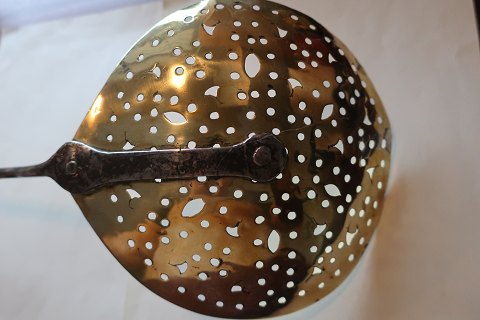 Skimmer made of brass, no stamp, about 1820With a beautiful iron - handmade -handle L.: 62cmIn a good condition with a little welldone repair