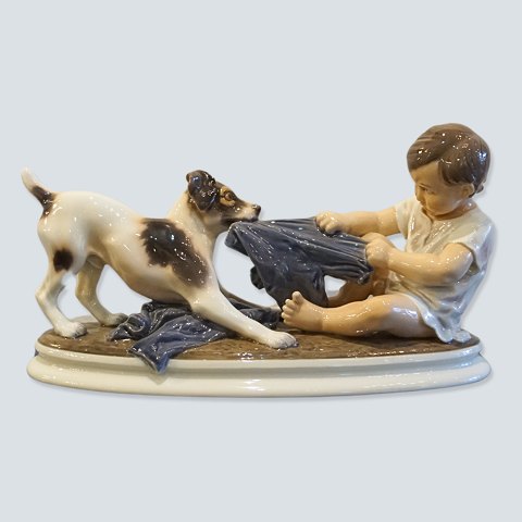 Dahl Jensen; Porcelænsfigur af legende dreng og hund nr. 1072