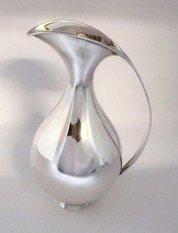 Michelsen. Sterling silver jug &#8203;&#8203;(925). Design Kay Fisker. Height 24 
cm. Produced 1954 (D9)