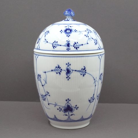 Royal Copenhagen, musselmalet riflet porcelæn; Lågvase #377