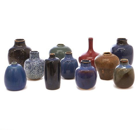 Collection of 11 miniature stoneware vases by Nils 
Thorsson for Royal Copenhagen. H: 6,5-9cm