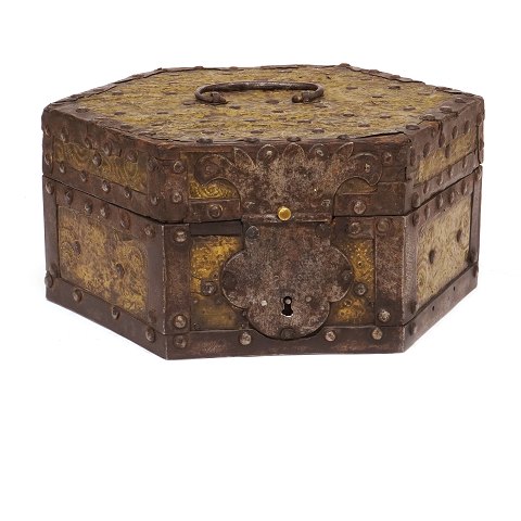 Swedish octagonal Baroque box circa 1680-1700. H. 
15cm. D: 28cm