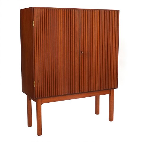 Dänischer Tischlermeisterschrank aus Teak. 
Dänemark um 1950. H: 149cm. B: 120cm. T: 44cm