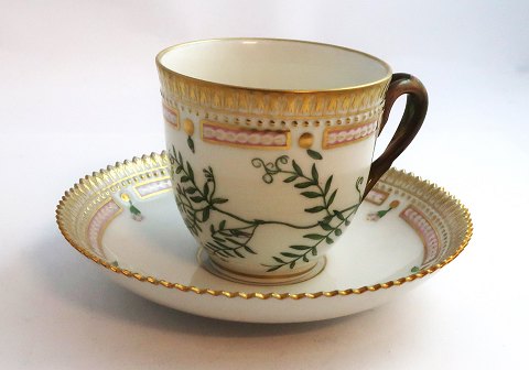 Royal Copenhagen. Flora Danica. Kaffeetasse 17cl. Modell # 3597 (1 Wahl). Ervum 
hirsutum L